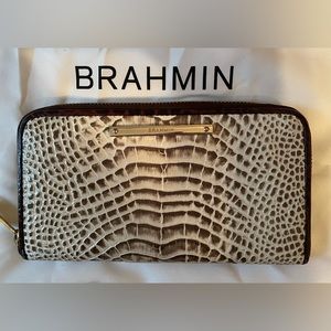 🤗Discontinued🤗.                            Brahmin Suri Wallet
Creme Rhodes